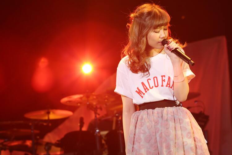 2016年のライブで歌うMACO