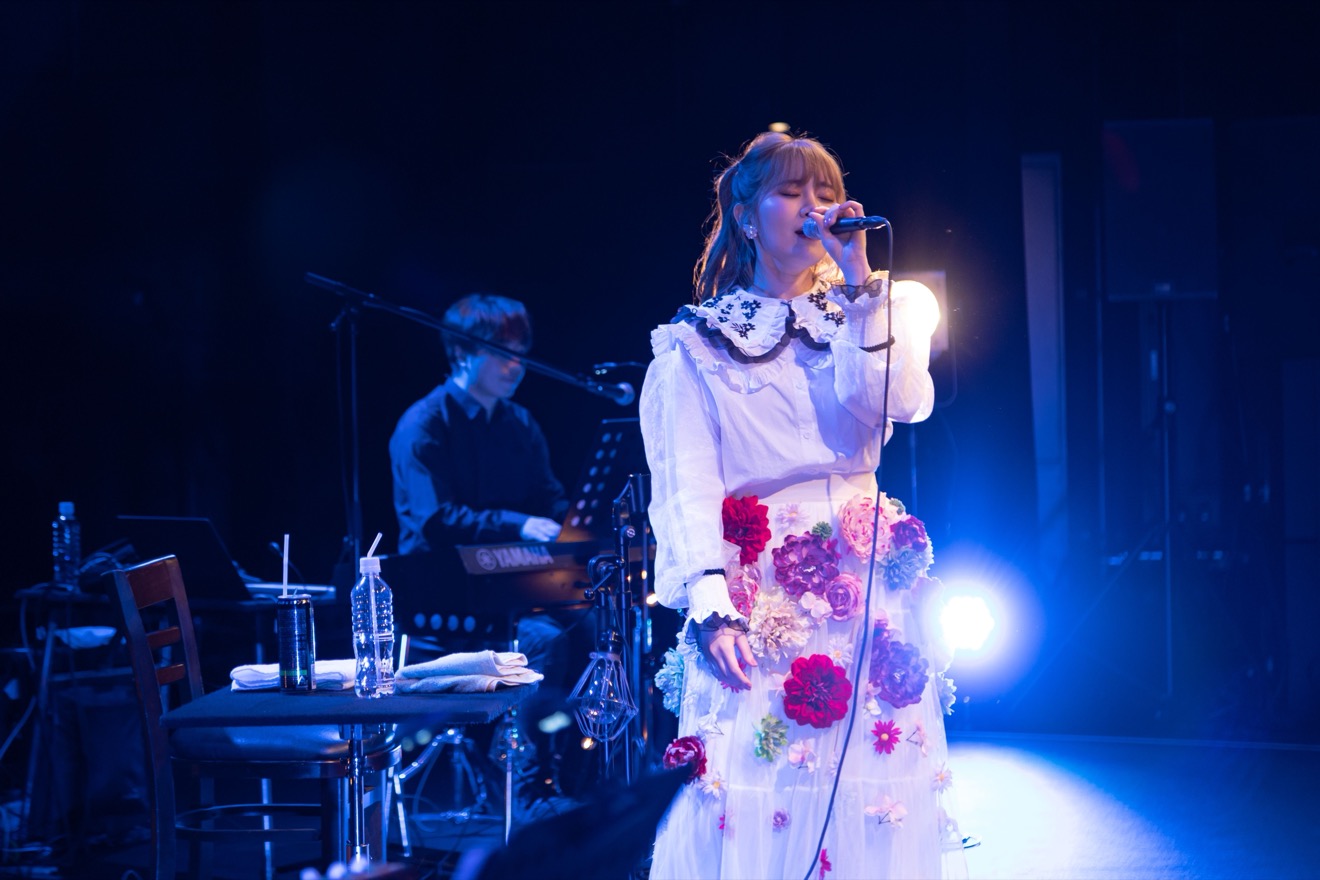 ライブで歌うMACO