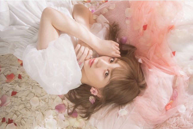 白いドレスを着て写るMACO