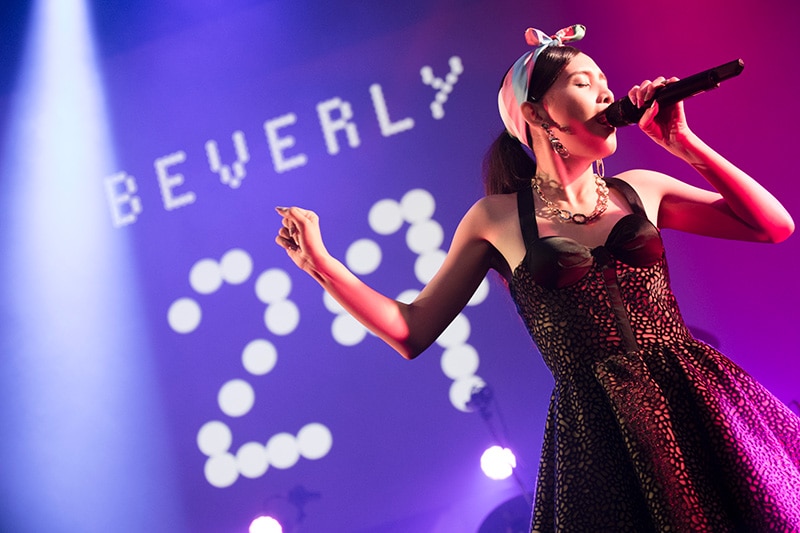 ステージで歌うBeverly