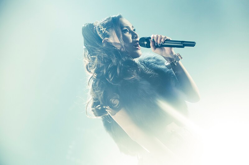 2019年のライブで歌うBeverly