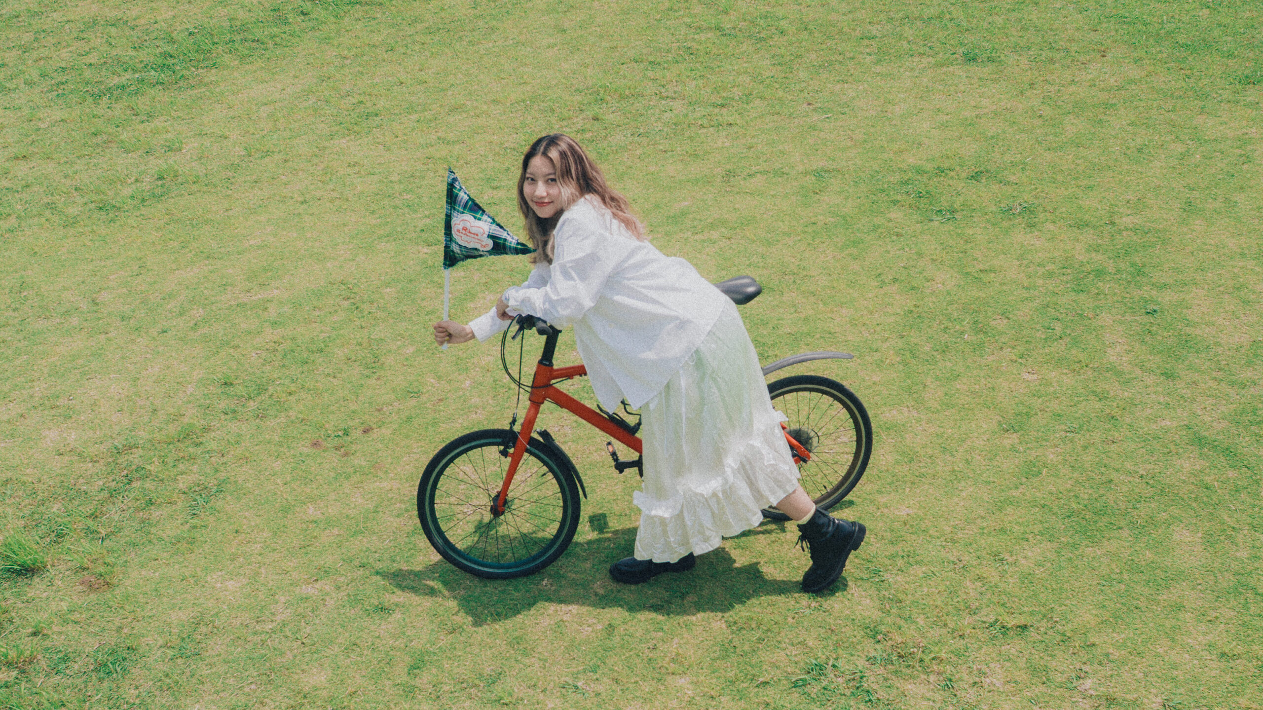 自転車と一緒に写るRihwa