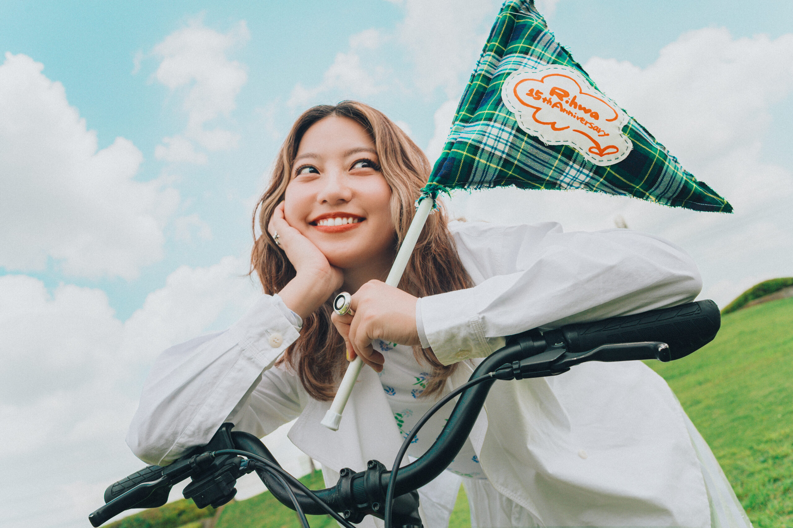 自転車のそばにいるRihwa