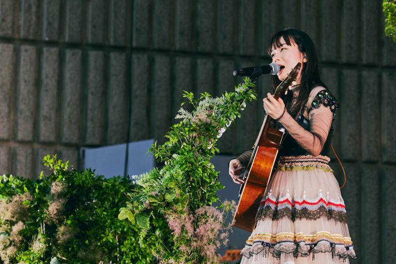 日比谷野外音楽堂のステージでギターを弾く吉澤嘉代子