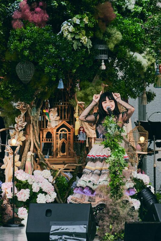 2021年の日比谷野外音楽堂公演で歌う吉澤嘉代子