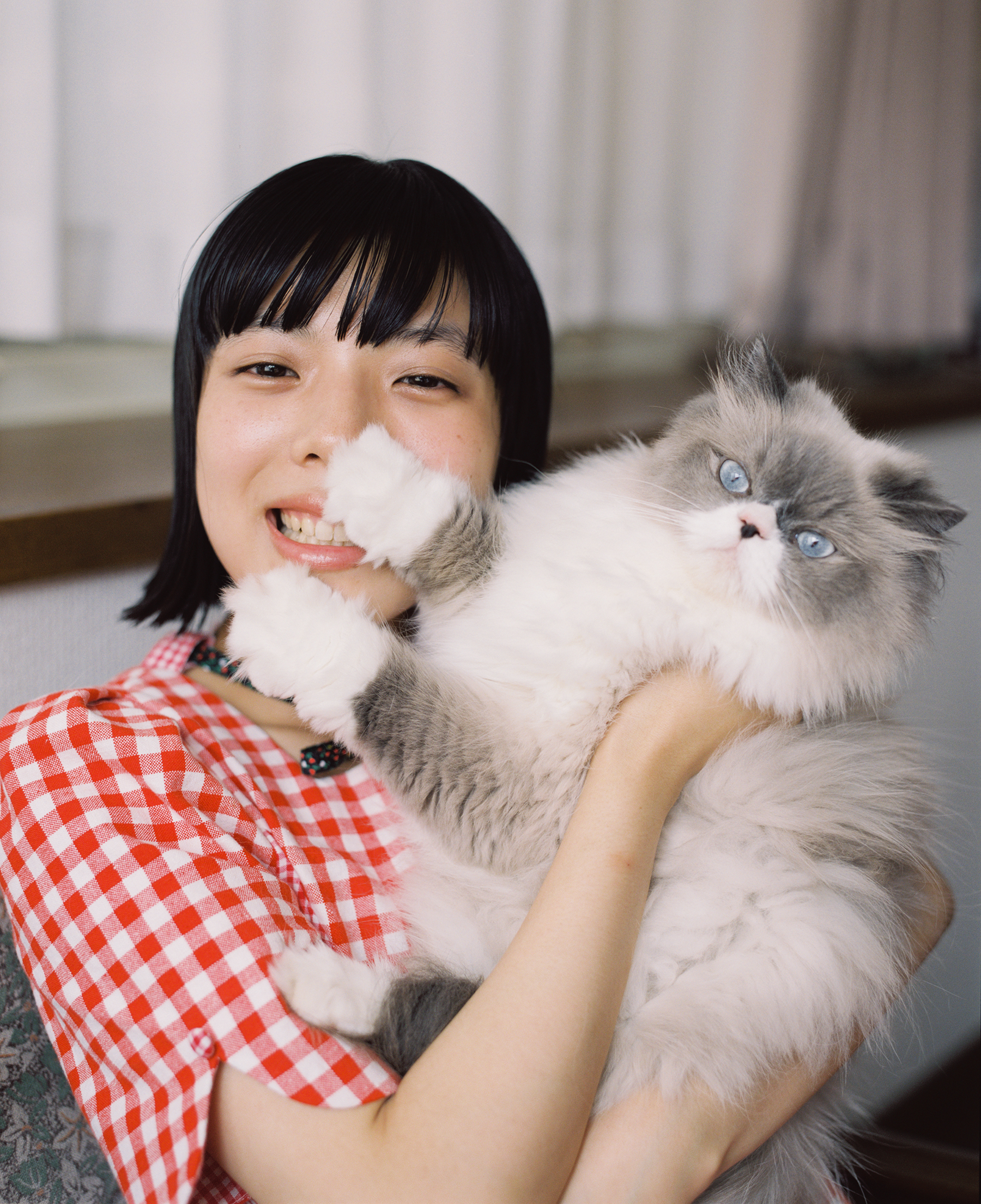 猫を抱くカネコアヤノのアーティスト写真