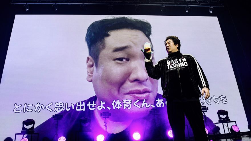 ステージ上で歌う岡崎体育