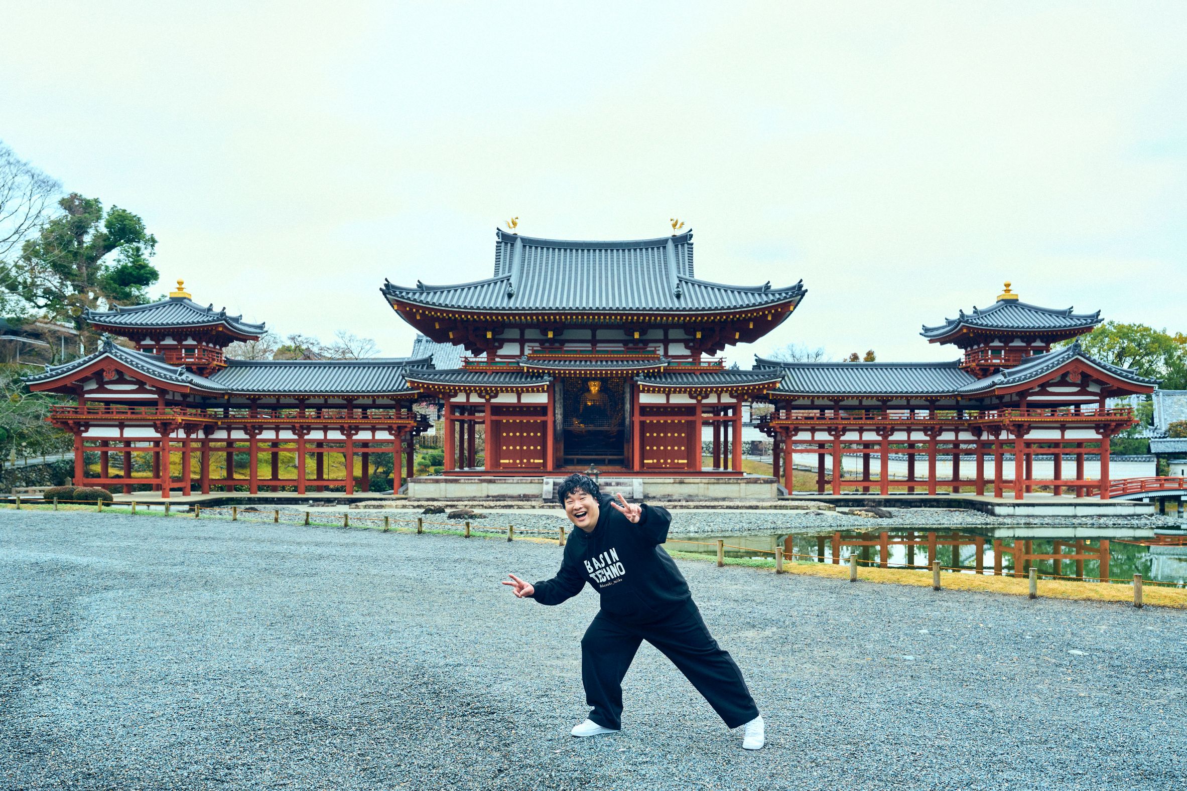 平等院の前に立つ岡崎体育