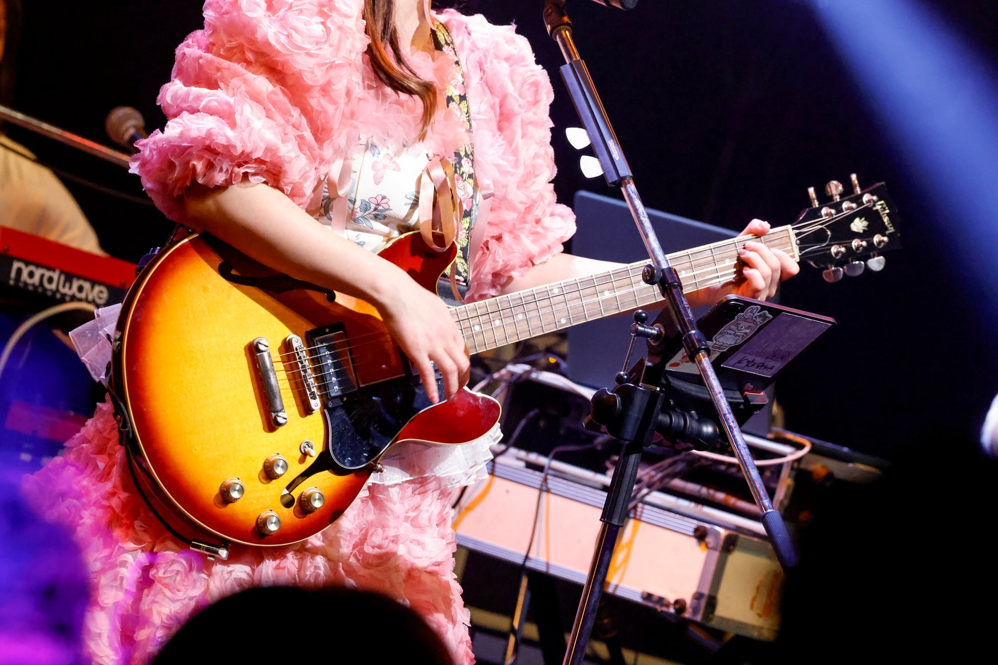 ライブでエレキギターを弾くコレサワの手元