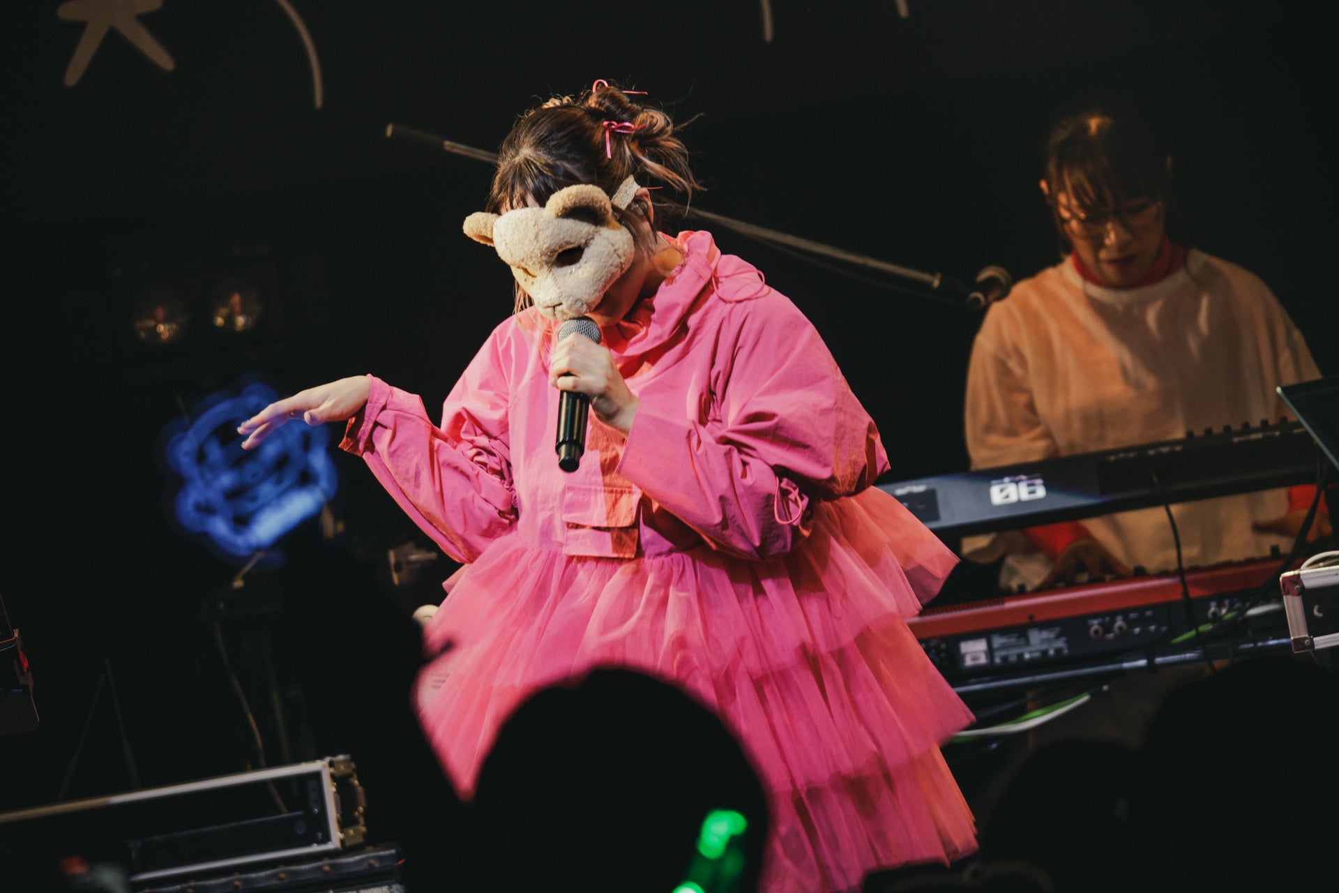 2023年のライブでクマのマスクを着けて歌うコレサワ