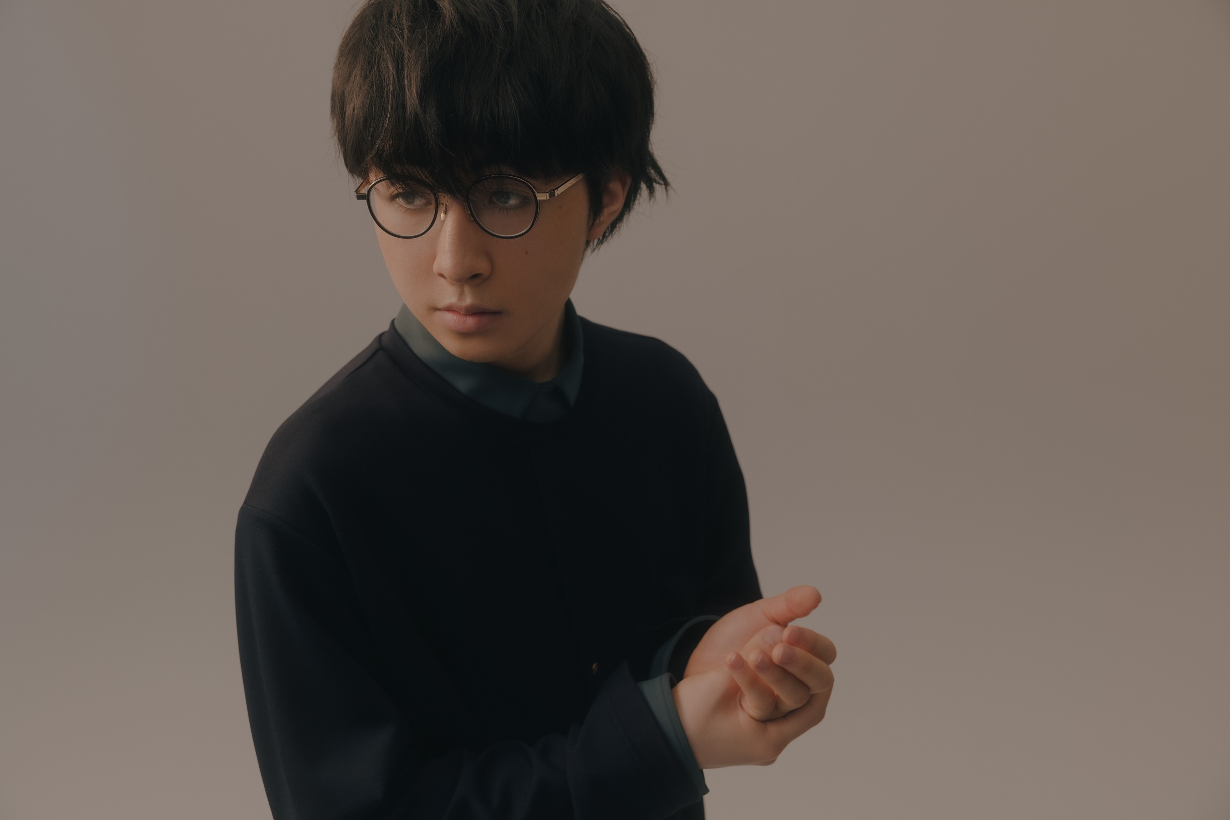 2021年のアーティスト写真に写る崎山蒼志