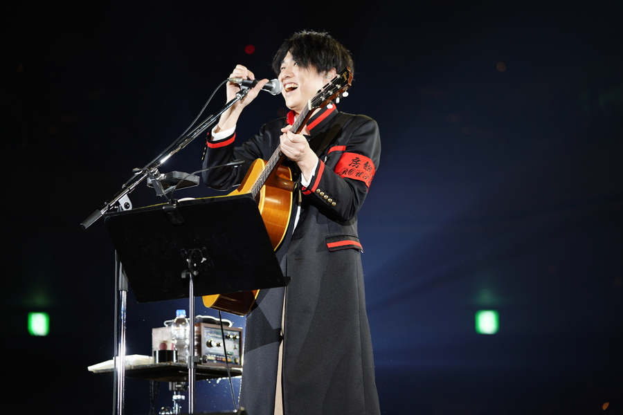 2020年のライブでギターを弾きながら歌う山内総一郎