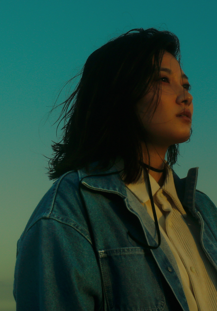 2021年のアルバム『KOE』公式ビジュアルに写る佐藤千亜妃