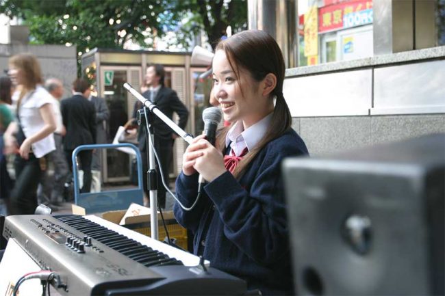 路上で歌う17歳の川嶋あい