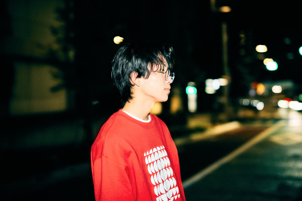 夜の街で取材に応じるAKASAKI