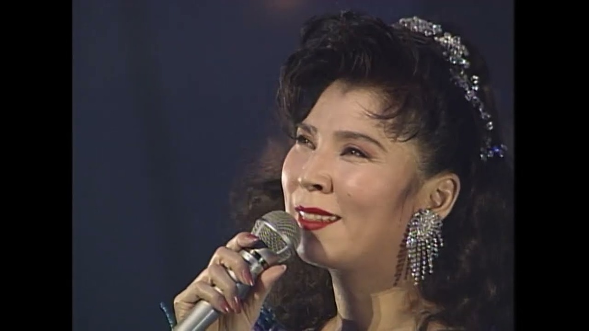 代表曲を歌う八代亜紀の公式ライブ映像