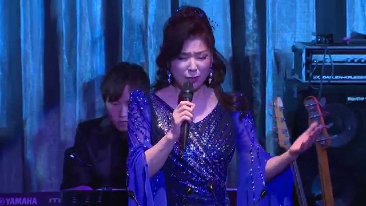 ブルーノート公演で雨の慕情を歌う八代亜紀