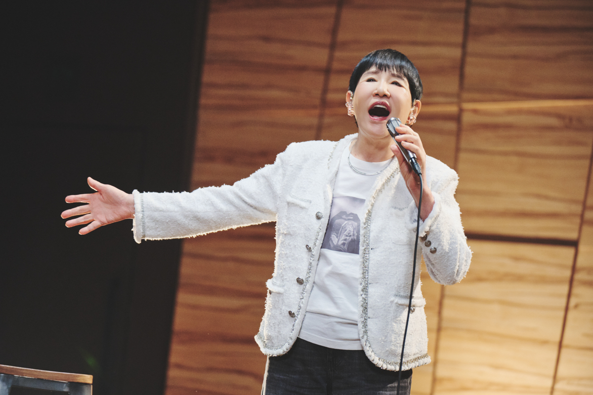 手を広げて歌う和田アキ子
