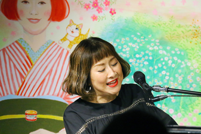 2019年に鍵盤を弾きながら歌う矢野顕子