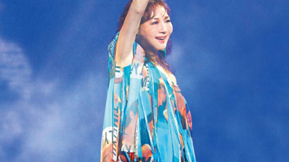現在の声で長いキャリアの曲を歌う杏里