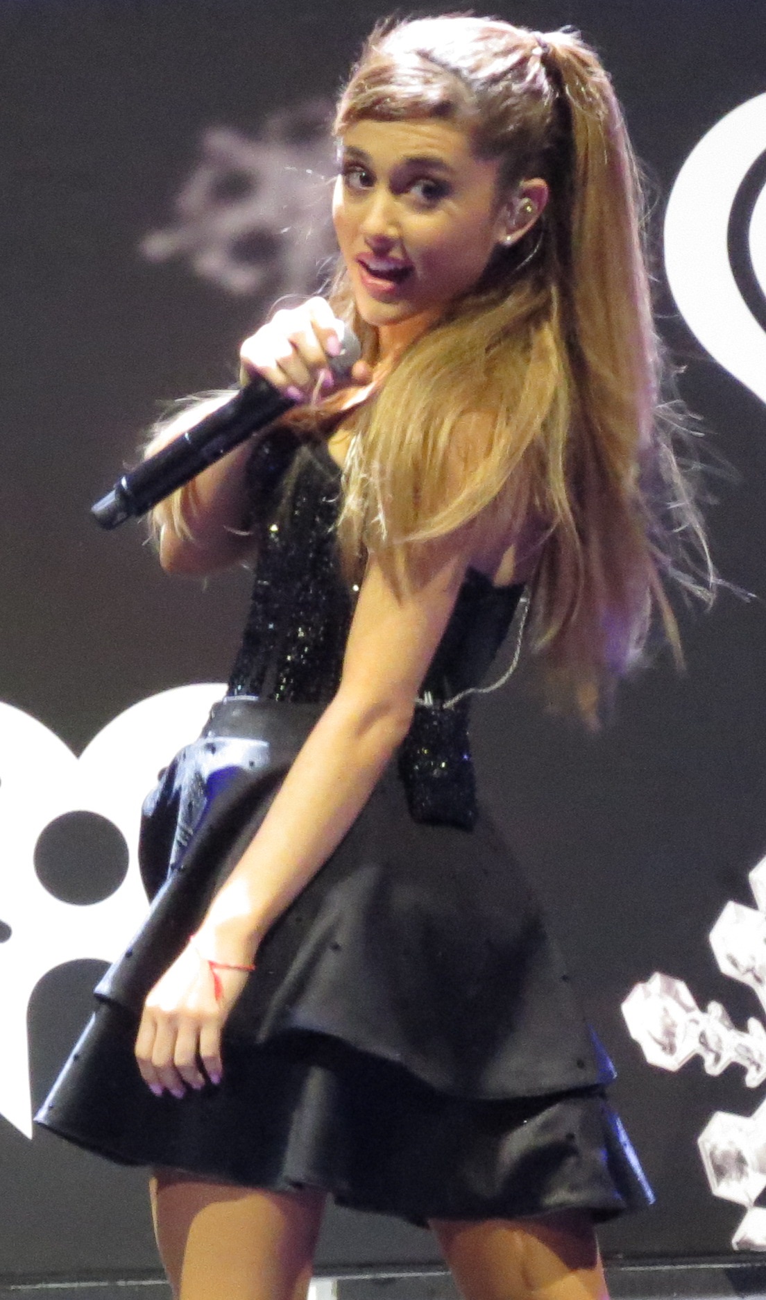 2013年12月、Jingle Ballでのアリアナ・グランデ