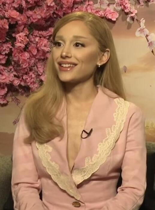 2024年、ウィキッドの取材でのアリアナ・グランデ