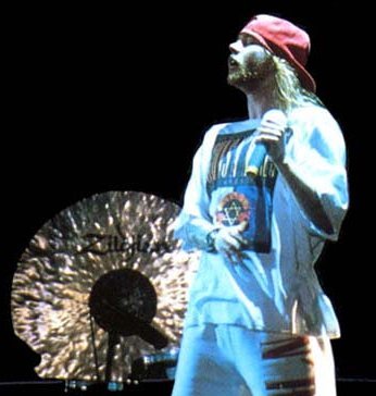 1993年5月、イスラエルで公演するアクセル・ローズ