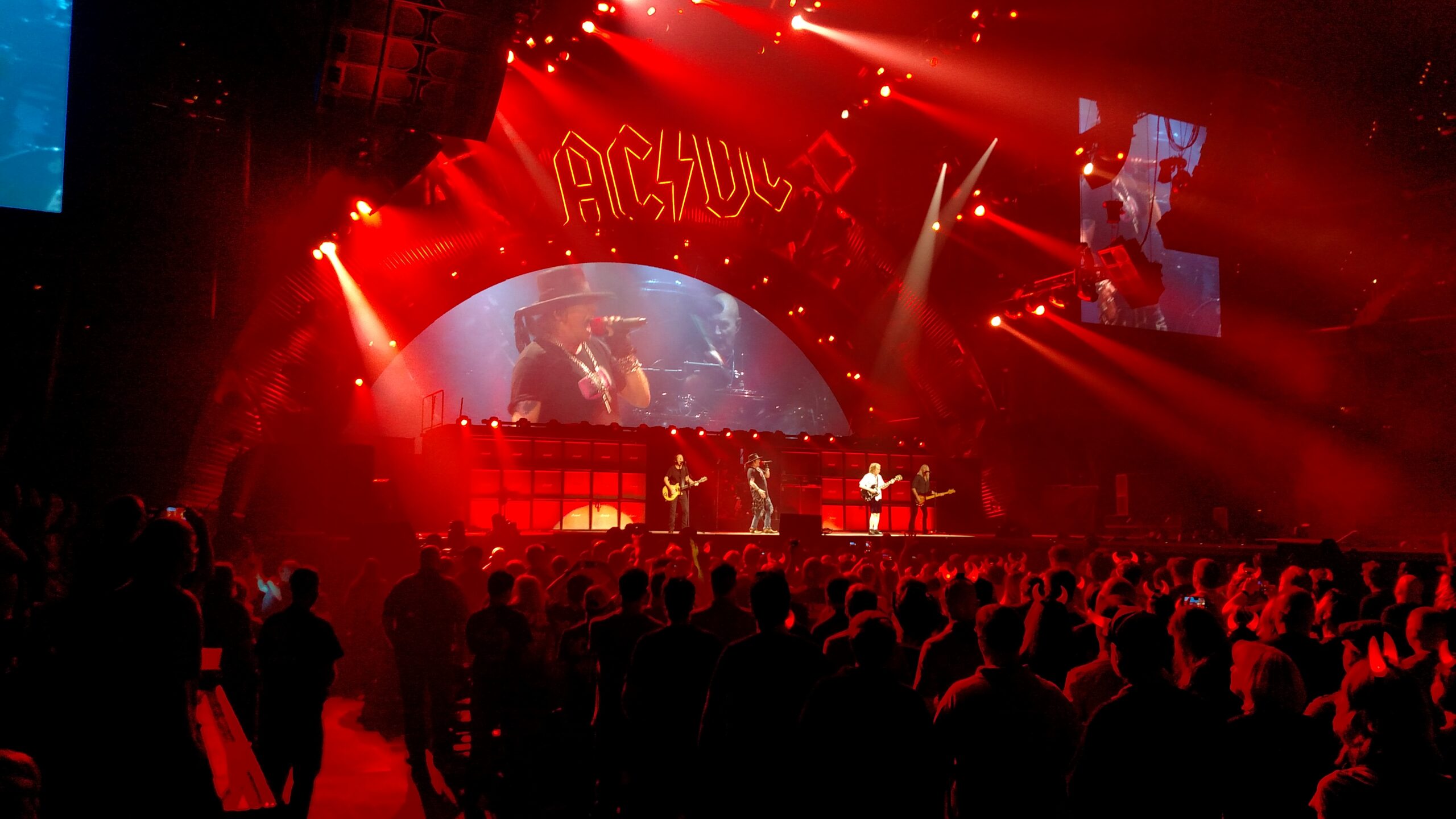 2016年9月、ワシントンD.C.でAC/DCと共演するアクセル・ローズ