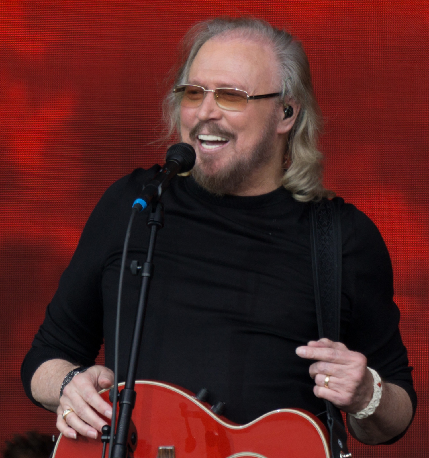 2017年、グラストンベリーで歌うバリー・ギブ