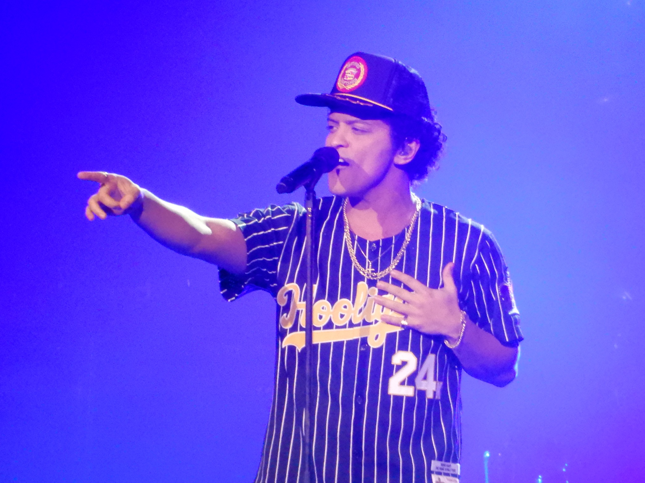 2017年の24K Magicツアーで歌うブルーノ・マーズ