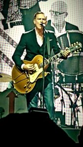 2017年、公演で歌うブライアン・アダムス