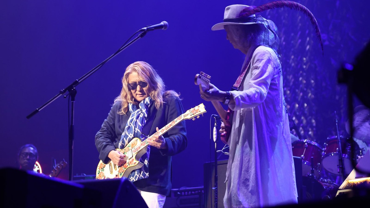 50周年企画のステージで共演するChar