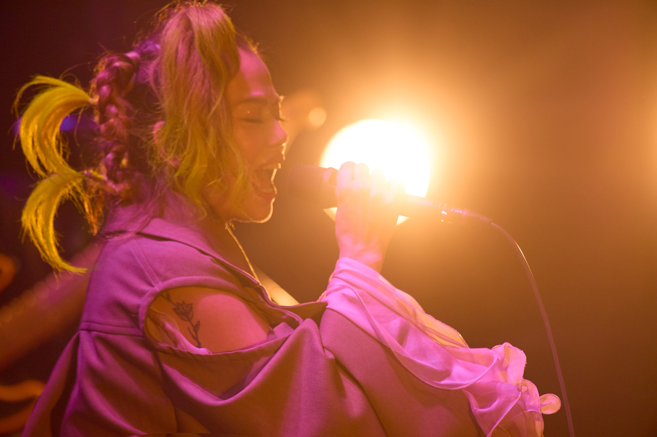 2025年のLush Life名古屋公演で歌うChara