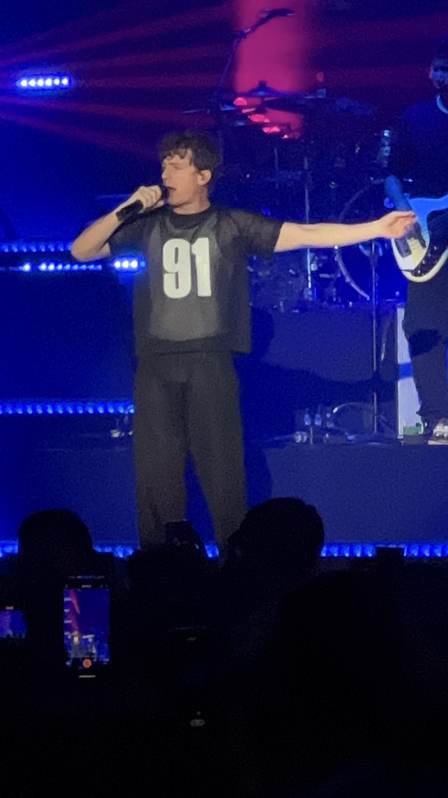 2023年6月、The Charlie Live Experienceツアーでのチャーリー・プース