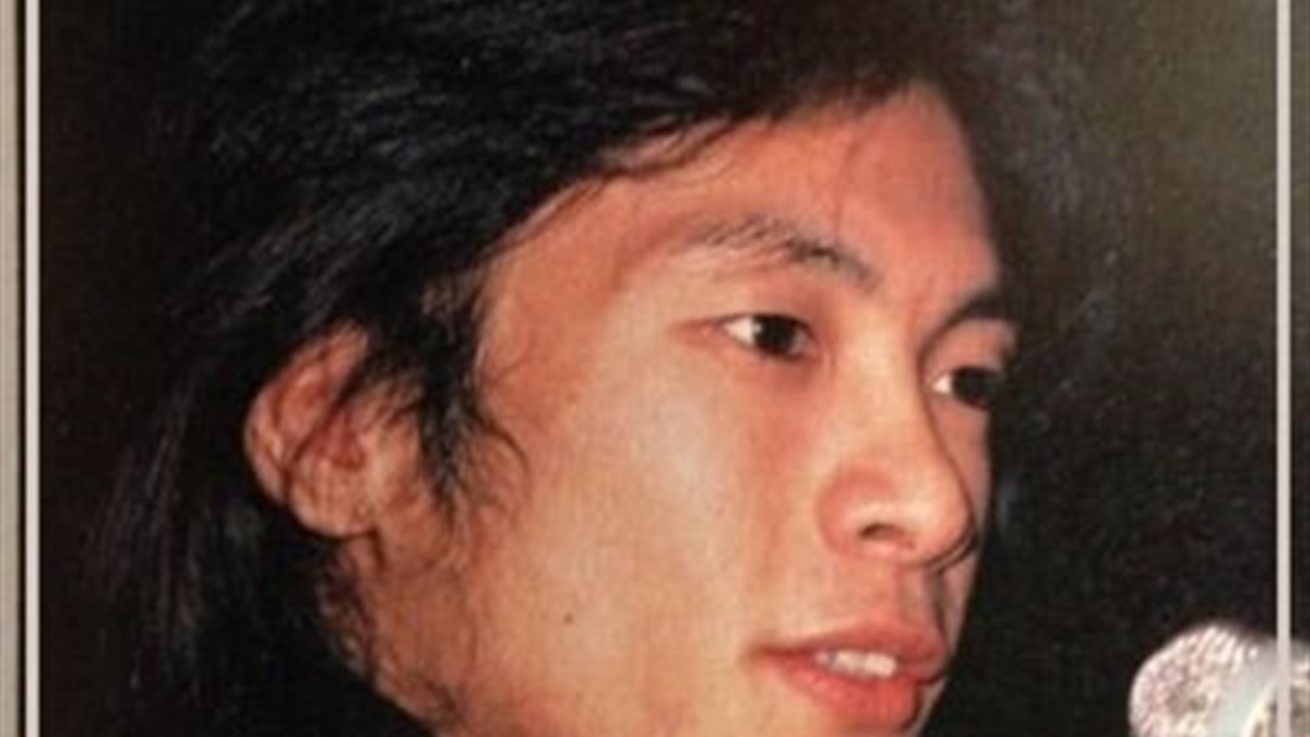若い頃にマイクの前で歌う松山千春