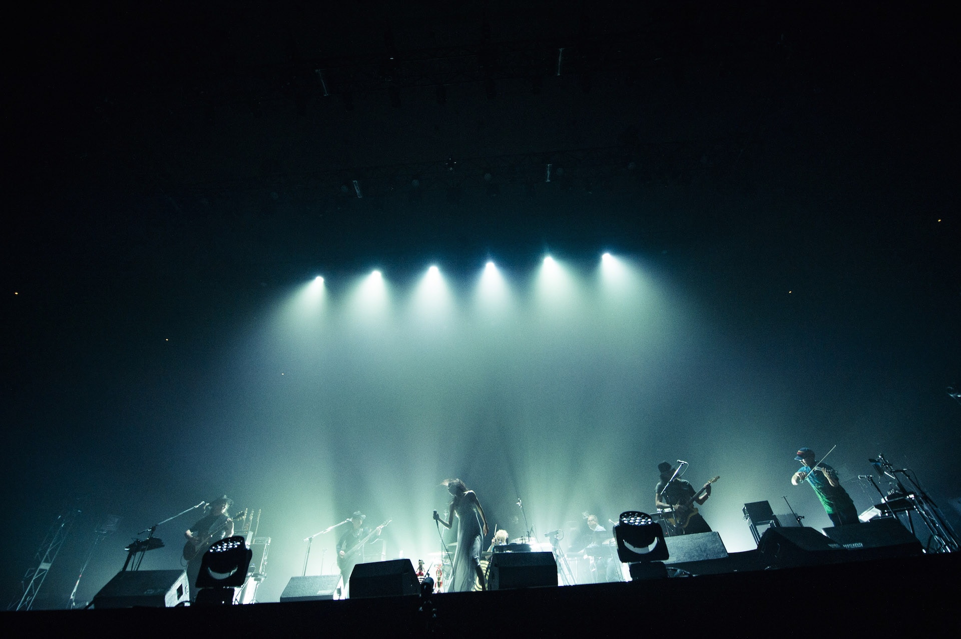 2017年の日本武道館公演で演奏するCoccoとバンド