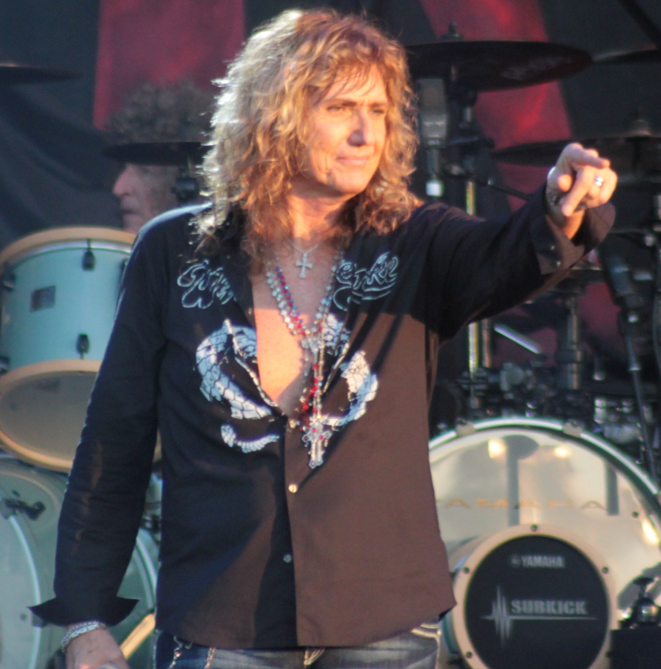 2013年、Hellfestで歌うデイヴィッド・カヴァデール