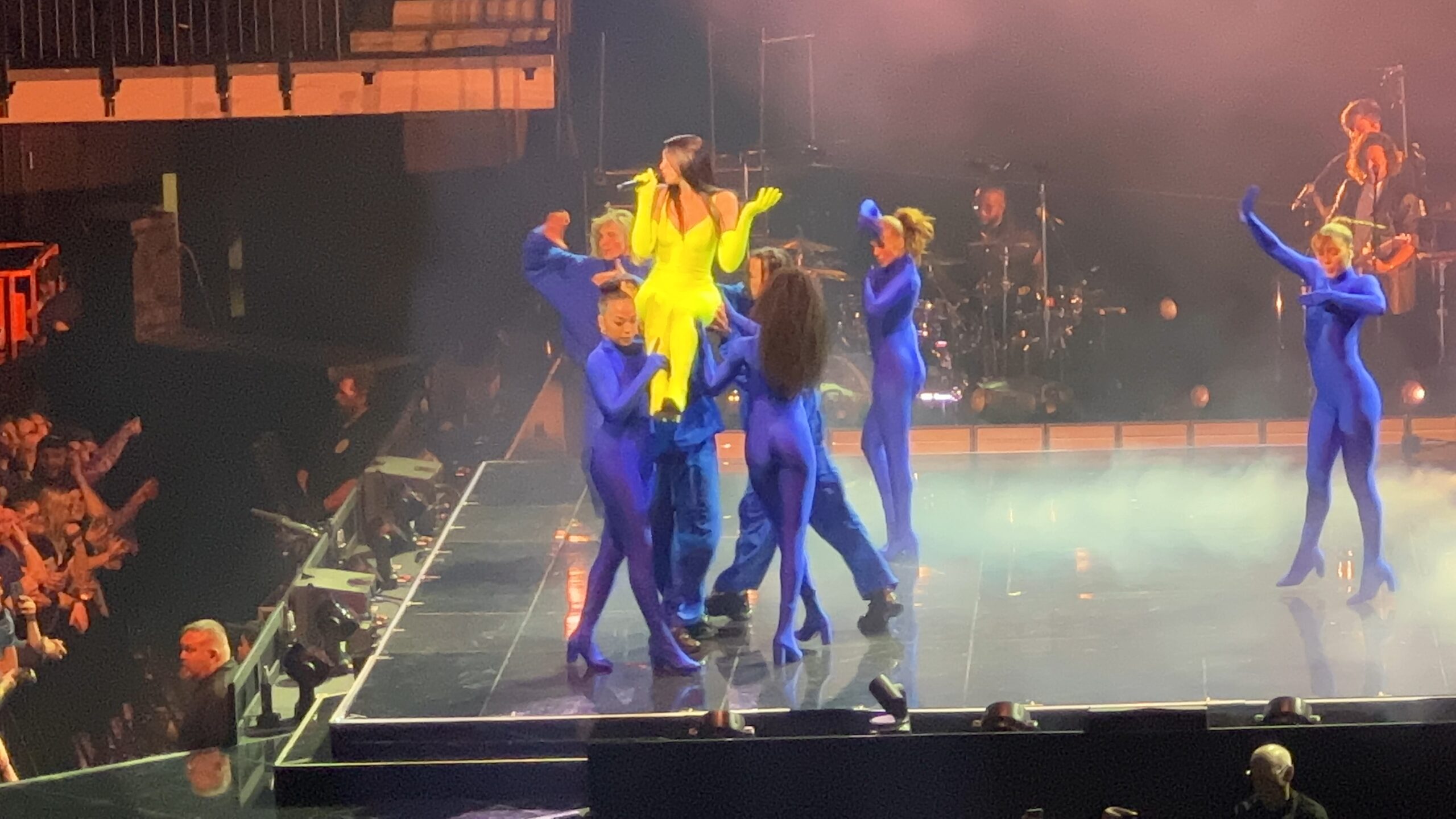 2022年のFuture Nostalgia Tourで歌うデュア・リパ