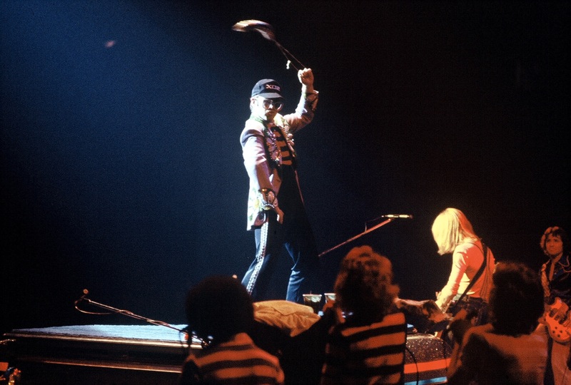 1975年、公演中のエルトン・ジョン