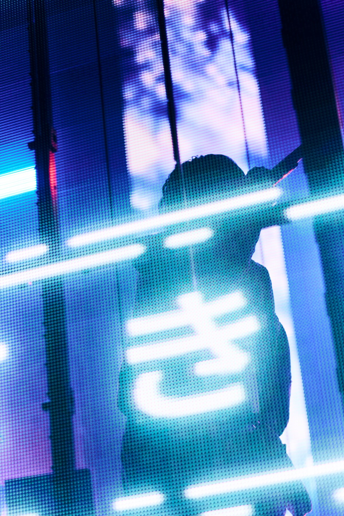 2024年の光ツアーで歌うEMAの別カット