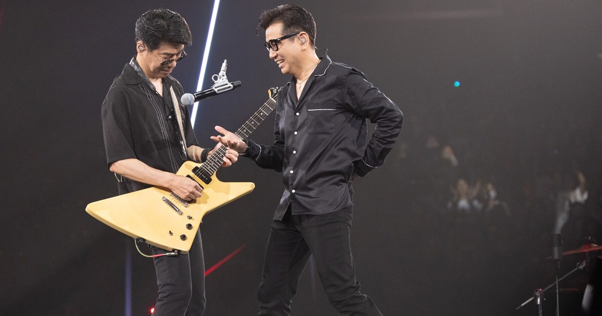 40周年公演で尚之と音楽を交わす藤井フミヤ