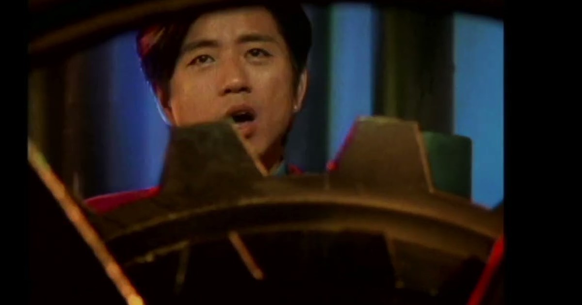 1996年の公式映像で「Another Orion」を歌う藤井フミヤ