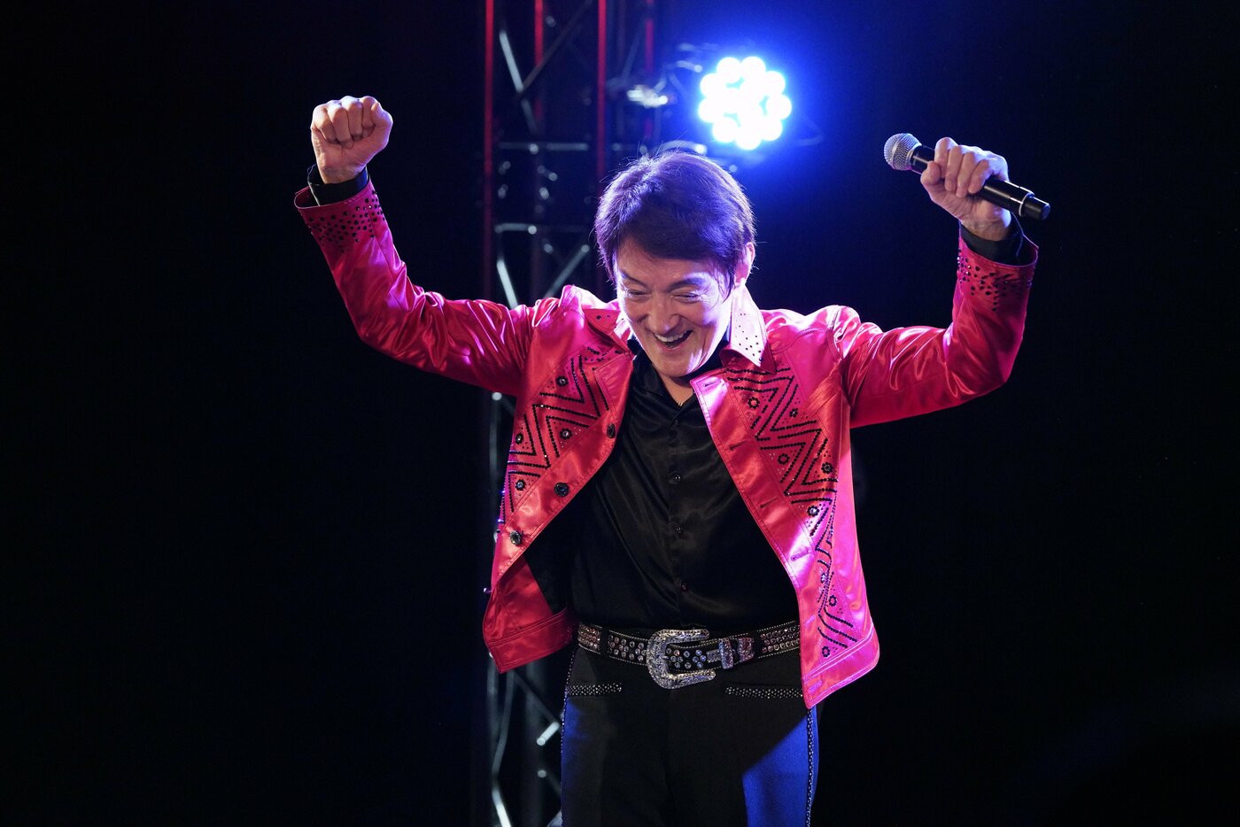 2018年のアニソンライブで両腕を掲げるささきいさお