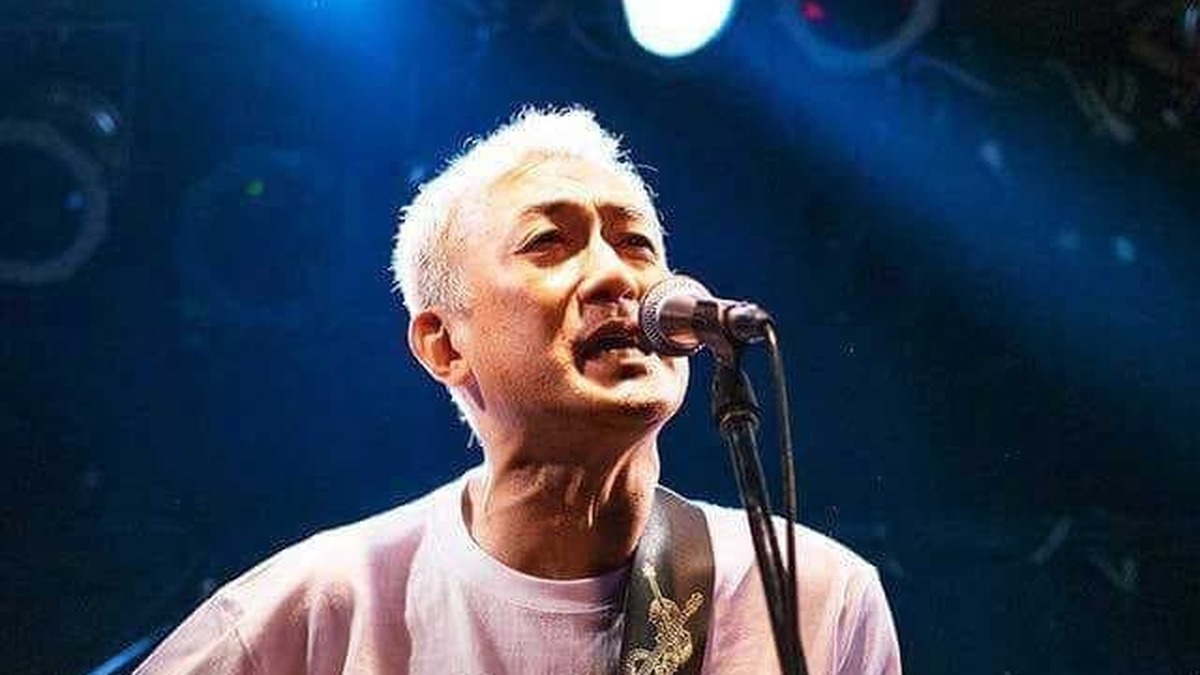 小さな会場で歌う中川五郎