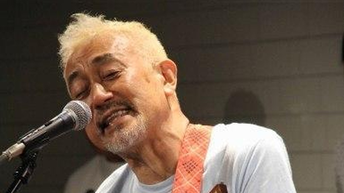 マイクの前で歌う中川五郎
