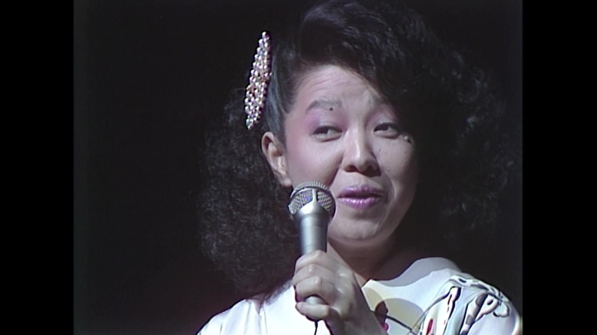 1984年のファイナル公演で歌う都はるみ