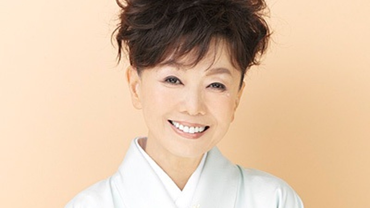 白い着物姿でほほ笑む都はるみの公式プロフィール写真