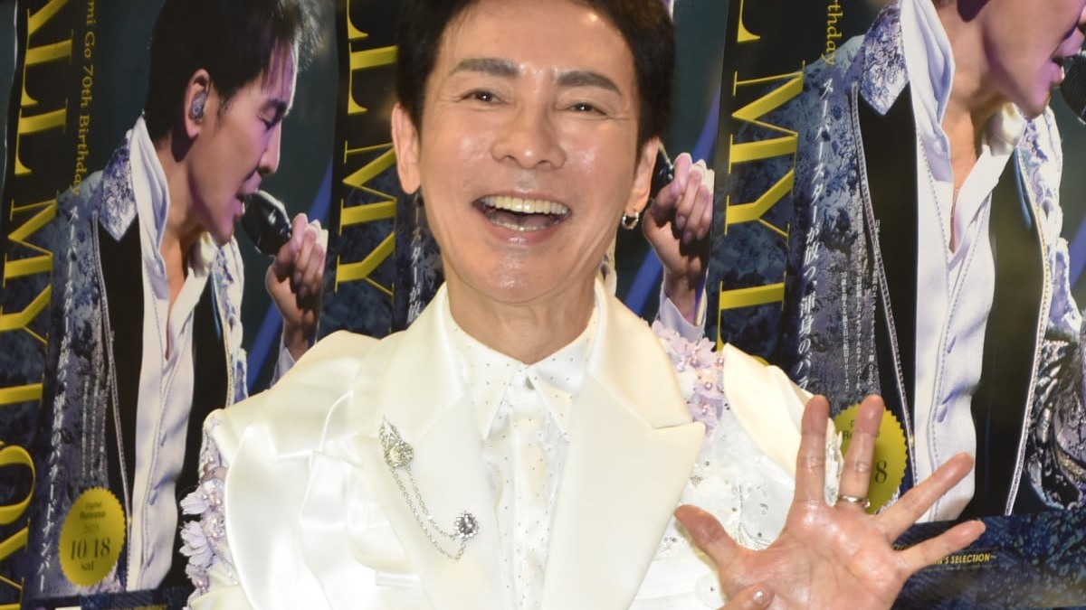 50周年を迎えた郷ひろみのポートレート