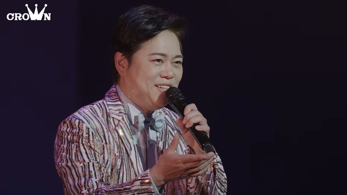 酒灯りを歌う三山ひろし