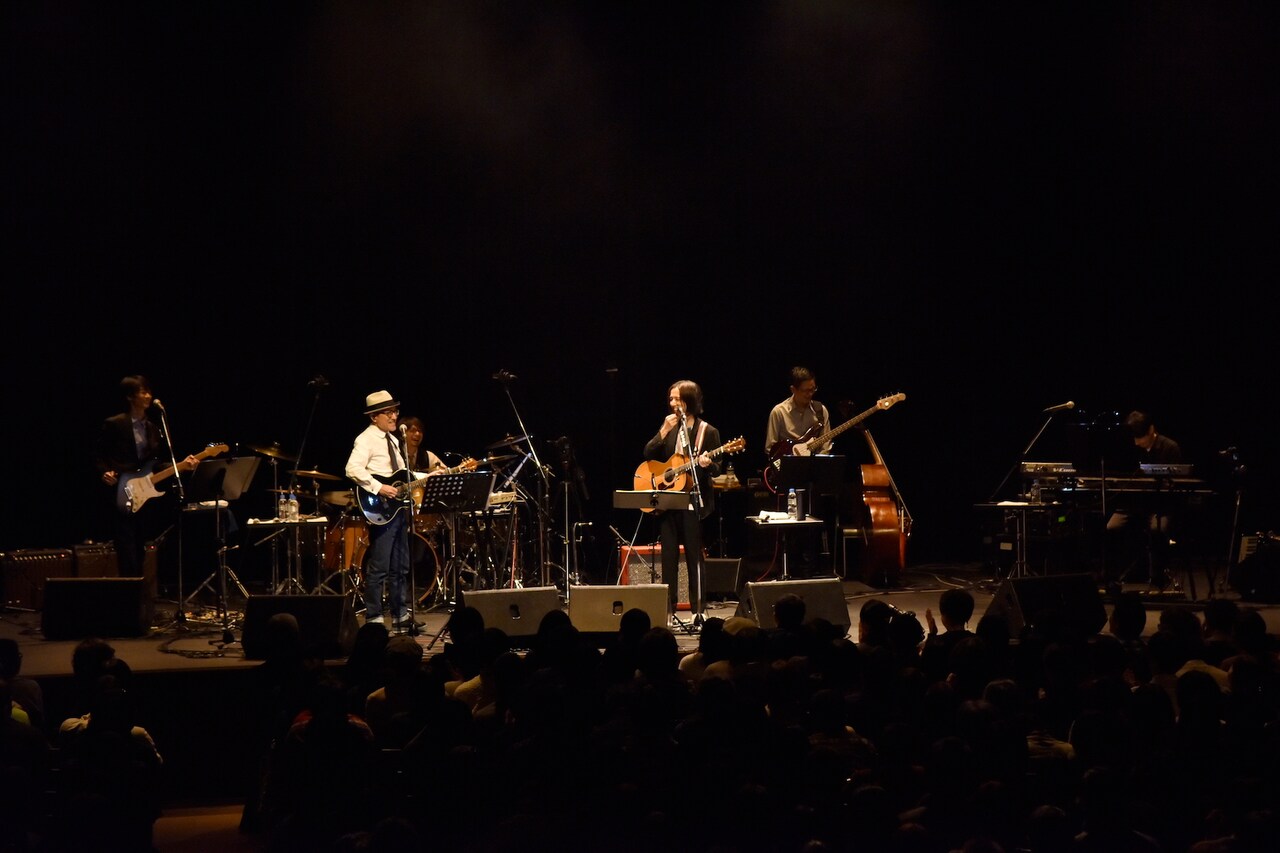 2019年にバンドと共演する高野寛